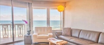 Artist owned 7th floor paradise!  DIRECT Oceanfront!  Meet an Octopus! 🐙