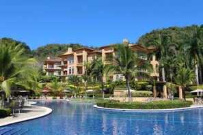 Una piscina al aire libre, una piscina climatizada