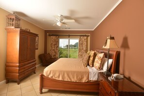 3 chambres, coffres-forts dans les chambres, fer et planche à repasser