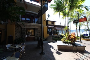Outdoor dining - Los Sueños Resort Condo Del Mar Luxury 3BR Condo with Access to the Beach Club (Herradura)