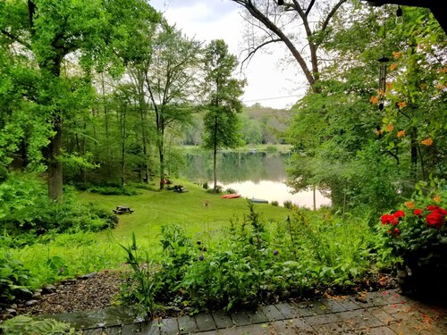 WELCOME  TO THE COUNTRY - LAKE FRONT PROPERTY - THE FOX DEN STUDIO