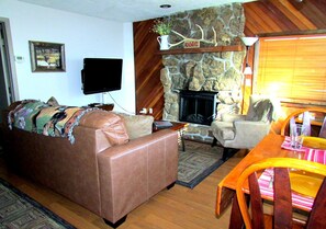 Smart TV, fireplace, video games - Cozy 2-Cabin Retreat Near RMNP - Estes Park License #3051 (Estes Park)