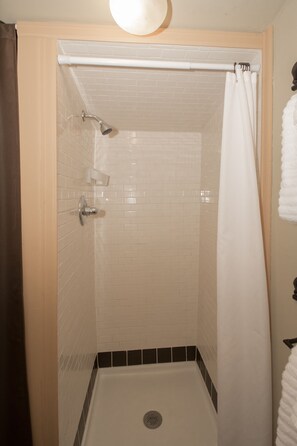 Combined shower/tub, hair dryer, towels, soap - Cozy 2-Cabin Retreat Near RMNP - Estes Park License #3051 (Estes Park)