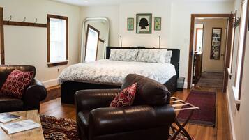 3 bedrooms, pillowtop beds, desk, iron/ironing board