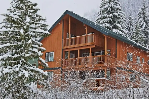 Largest cabin in Snoqualmie Pass