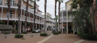 On 30A Water lovers dream!! 4 gorgeous pools, Lake and Ocean . Pet Friendly