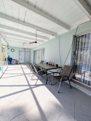 Outdoor dining - Relaxing Lakefront Home: 3BR/2BA, Heated Pool, Near Siesta Key Beach (SARASOTA)