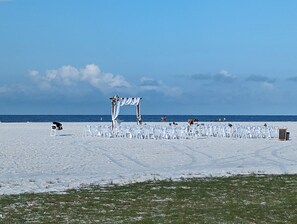 Plage à proximité, chaise longue, serviettes de plage