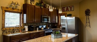 VISNINGER av Mountains, Lake & Stanley Hotel Granite Hard Wood Jacuzzi