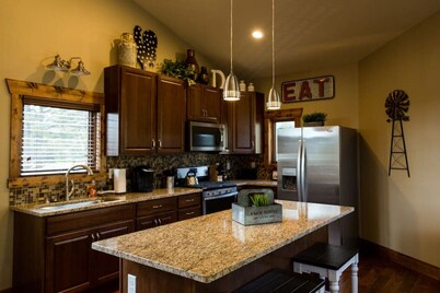 Spacious mountain condo. Awesome views, Jacuzzi Tub.