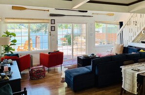 Una televisión, un reproductor de DVD, una videoteca