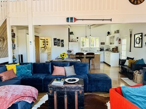 Televisor, reproductor de DVD i videoteca 