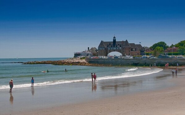 Sun-loungers, beach towels - LOCATION, LOCATION, LOCATION (Narragansett)