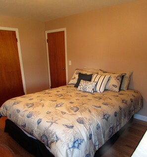 2 bedrooms, iron/ironing board, free WiFi, bed sheets - LOCATION, LOCATION, LOCATION (Narragansett)