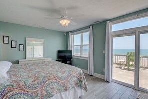 4 bedrooms, iron/ironing board, travel crib, free WiFi - 🌅Oceanfront 🏖️Steps to sand 🐶Dog Friendly⚡️EV charger (North Topsail Beach)