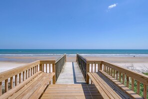 On the beach - 🌅Oceanfront 🏖️Steps to sand 🐶Dog Friendly⚡️EV charger (North Topsail Beach)