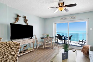 Een televisie en een dvd-speler