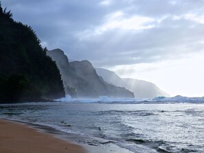 Sun loungers, beach towels - It's Special - This Award Winning Designer Masterpiece, includes a/c! (Princeville)