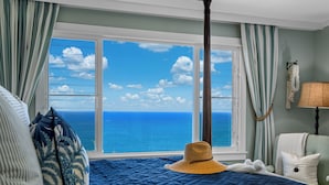 Une chambre avec une grande fenêtre donnant sur l’océan.