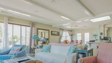 Ălytelevisio, takka, DVD-soitin, kirjoja