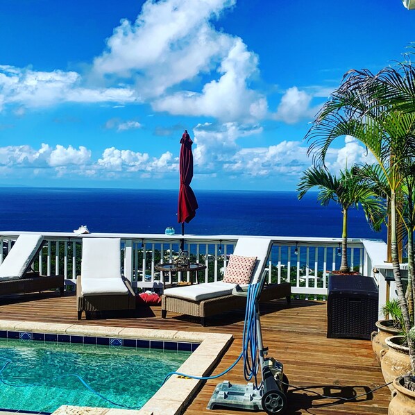 Alberca al aire libre y alberca climatizada