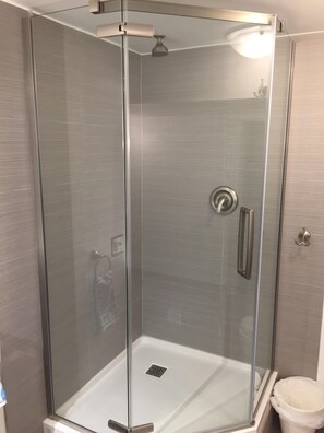 Combined shower/tub, hair dryer, towels, soap - Heated Pool & Hot Tub, Golf Cart, 1 Block to Beach or Golf, 5mins to New Buffalo (Grand Beach)