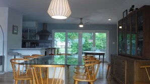 Une cuisine moderne avec un îlot central, des chaises en bois et une table à manger.
