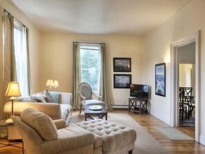 Televisión y chimenea 