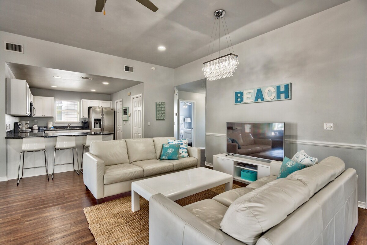 Photo 2 of ⭐️Crystal Beach House! 6 Min Walk To Beach; Best Location! Pool, Pet Friendly! ⭐️