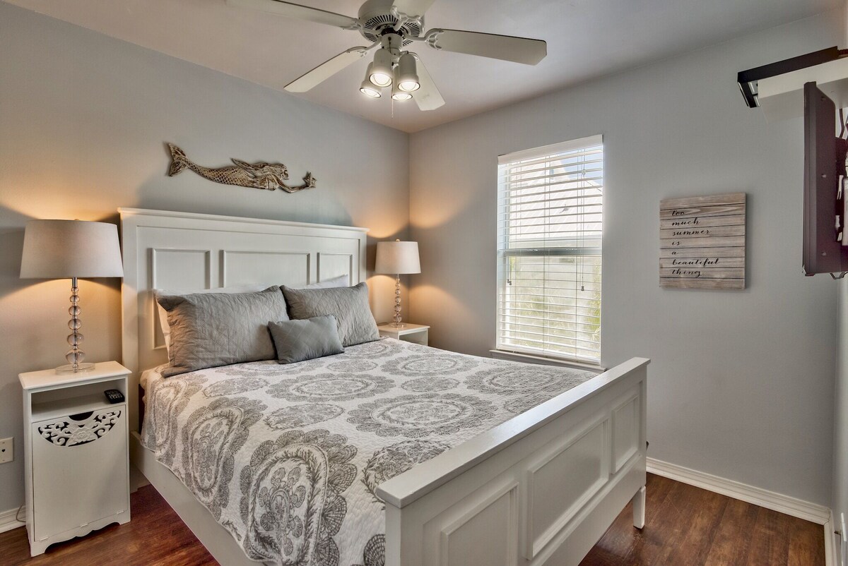 Photo 8 of ⭐️Crystal Beach House! 6 Min Walk To Beach; Best Location! Pool, Pet Friendly! ⭐️