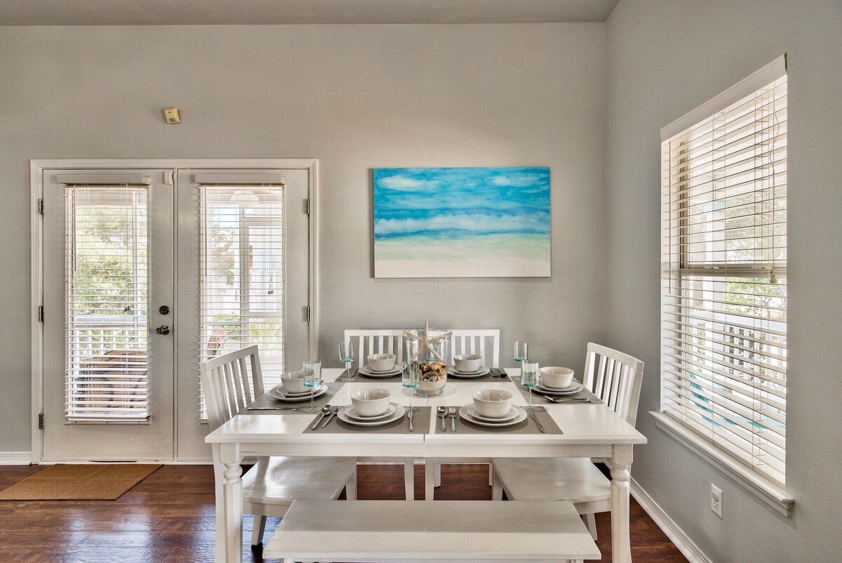 Photo 4 of ⭐️Crystal Beach House! 6 Min Walk To Beach; Best Location! Pool, Pet Friendly! ⭐️