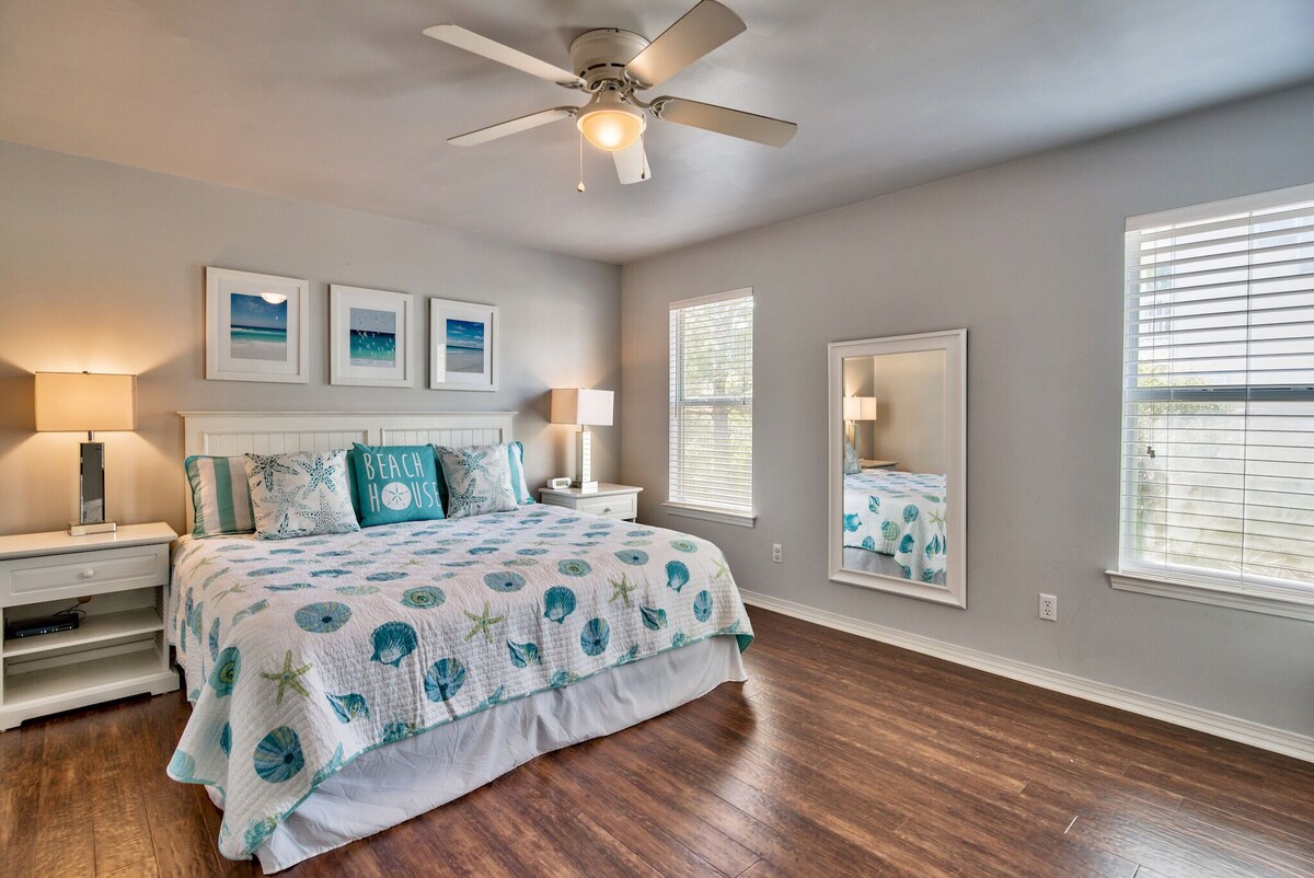 Photo 5 of ⭐️Crystal Beach House! 6 Min Walk To Beach; Best Location! Pool, Pet Friendly! ⭐️