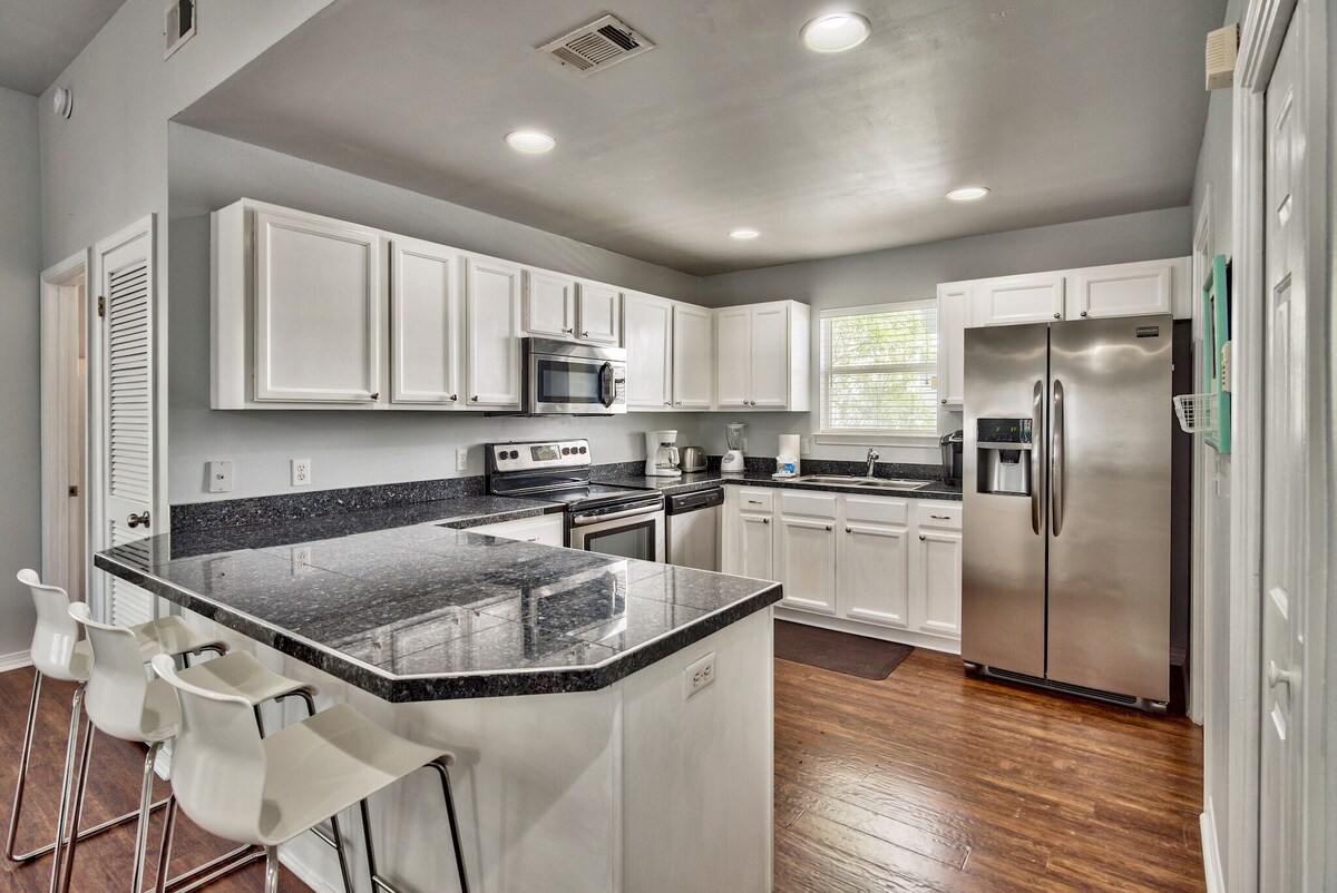 Photo 3 of ⭐️Crystal Beach House! 6 Min Walk To Beach; Best Location! Pool, Pet Friendly! ⭐️