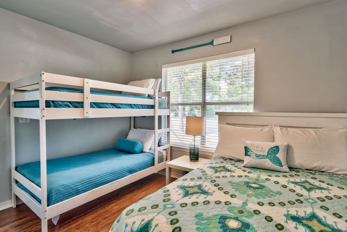 Photo 9 of ⭐️Crystal Beach House! 6 Min Walk To Beach; Best Location! Pool, Pet Friendly! ⭐️