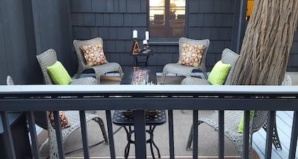 Historic Lakeview Cabin, Restored, Walk to Village