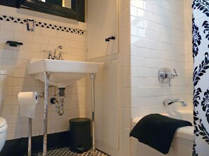 Combined shower/bathtub, hair dryer, towels, soap