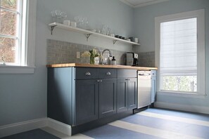 Fridge, microwave, coffee/tea maker, cookware/dishes/utensils - View-2 bed, private deck, pets friendly (Seattle)