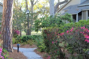 Property grounds - Stylishly Renovated Villa With Fabulous Views and All Amenities  (Hilton Head Island)