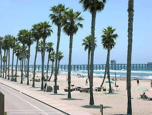 Rannalla, aurinkotuoleja, rantapyyhkeitä