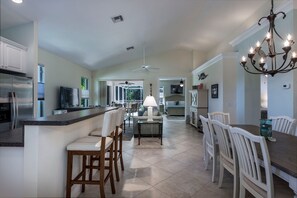 Dining - Best Value in Naples!!! Spotless Luxury 4 Bdrm Heated Pool Walk Bike To Beach (Naples)