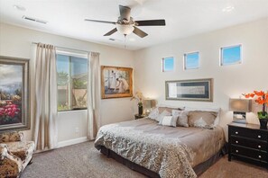 4 bedrooms, iron/ironing board, WiFi, bed sheets - Elegant and spacious home perfectly located to National Parks and more  (Hurricane)