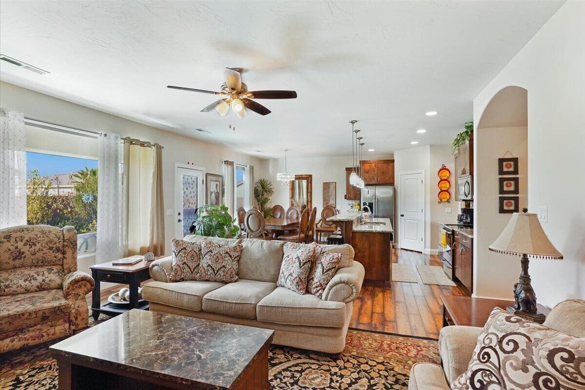 Smart TV, fireplace, DVD player, books