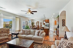 智能电视、壁炉、DVD 播放器、书