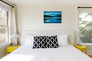 2 bedrooms, iron/ironing board, free WiFi, bed sheets - Sunny, Modern Apartment in Vibrant Downtown Asheville King/Double 2BD/1 BA (Asheville)