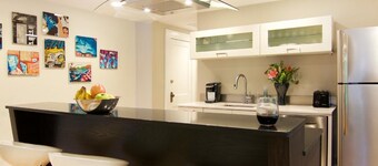 Sunny, Modern Apartment in Vibrant Downtown Asheville King/Double 2BD/1 BA