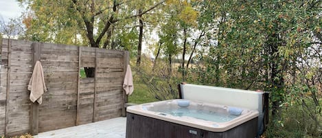 Outdoor spa tub