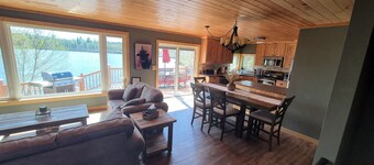 Lakehouse near Pictured Rocks, with Hot Tub, walking distance to Casino & Bars!