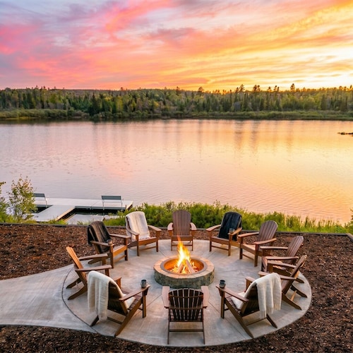 Lakehouse near Pictured Rocks, with Hot Tub, walking distance to Casino & Bars!