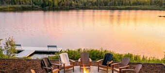 Lakehouse near Pictured Rocks, with Hot Tub, walking distance to Casino & Bars!