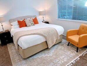 3 間睡房、書桌、熨斗/熨衫板、可攜式嬰兒床